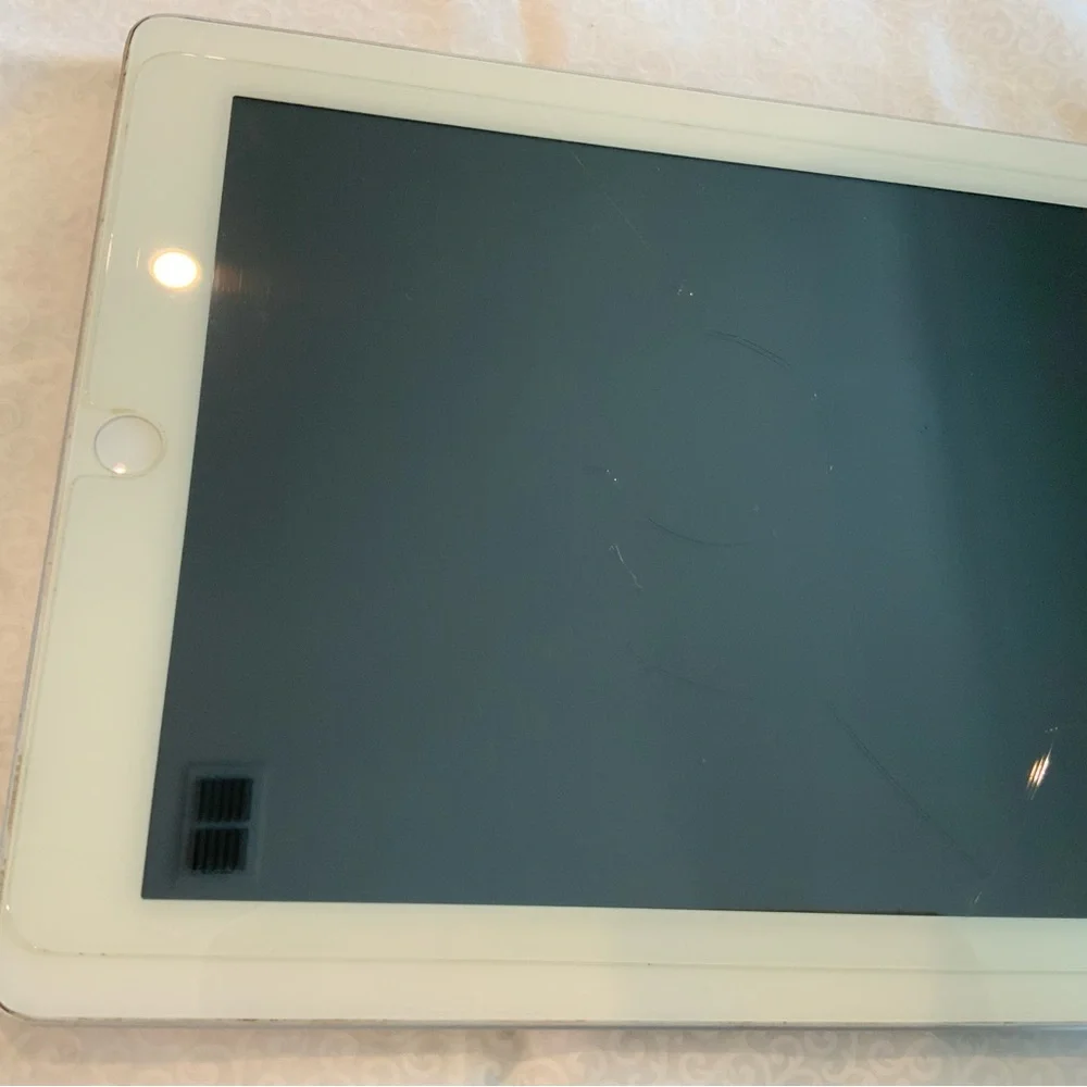 Apple iPad A1458 16GB White/Silver iOS 10.3.3 WiFi